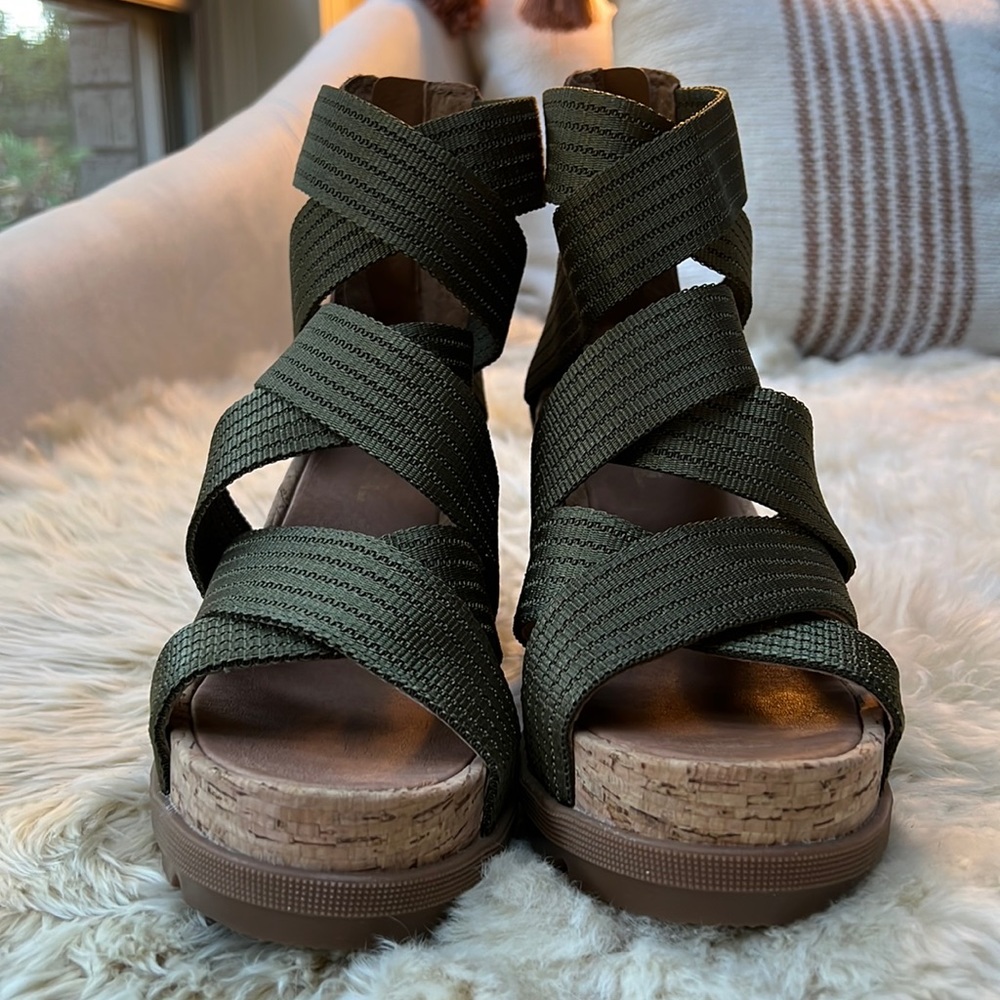 NBW! Green and brown Sorel wedges! 💚🤎